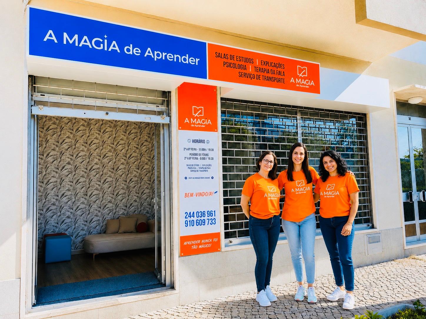 Equipa da A Magia de Aprender em frente ao centro de estudos