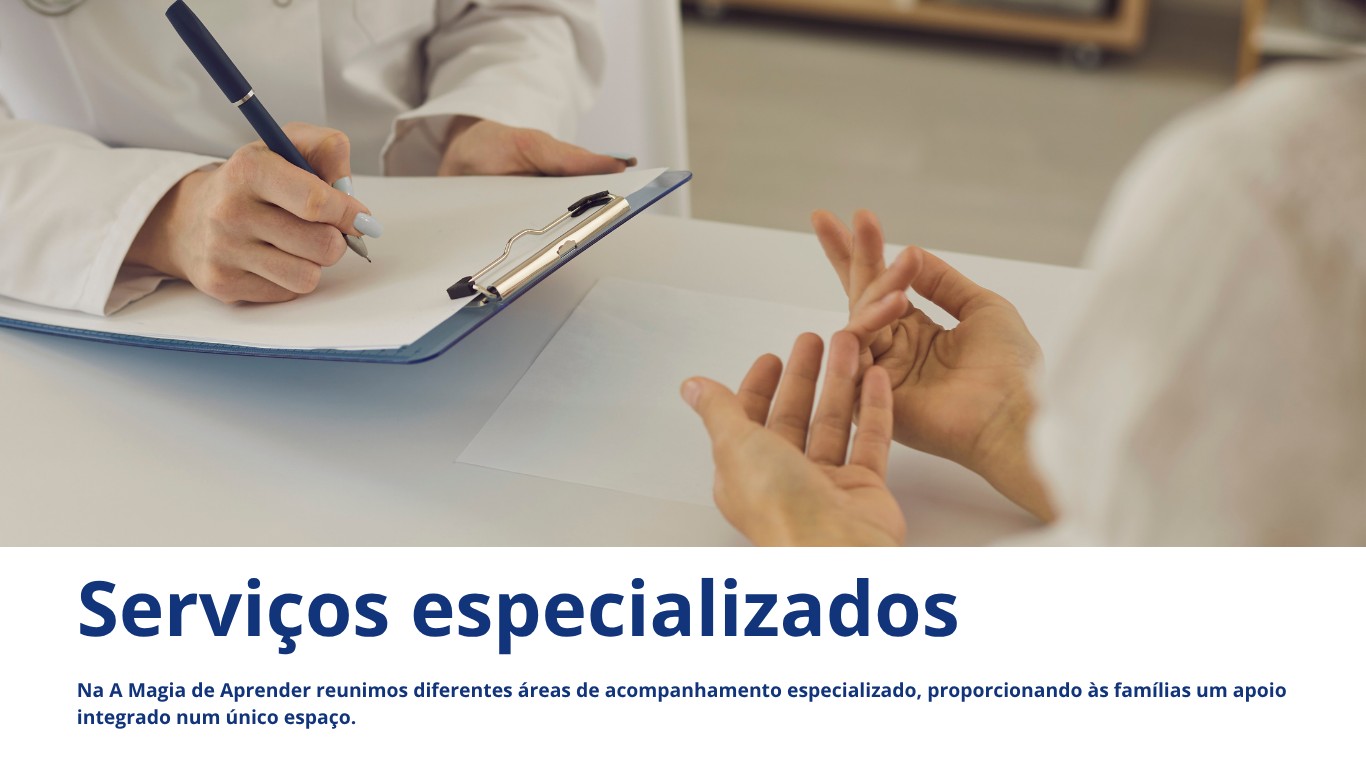 Profissional de saúde numa consulta, a tomar notas