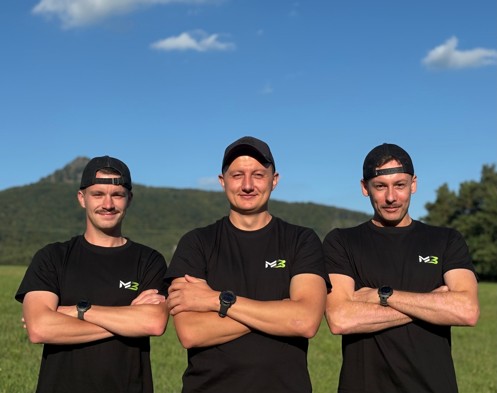 Tým Move3 — tři členové týmu u dodávky