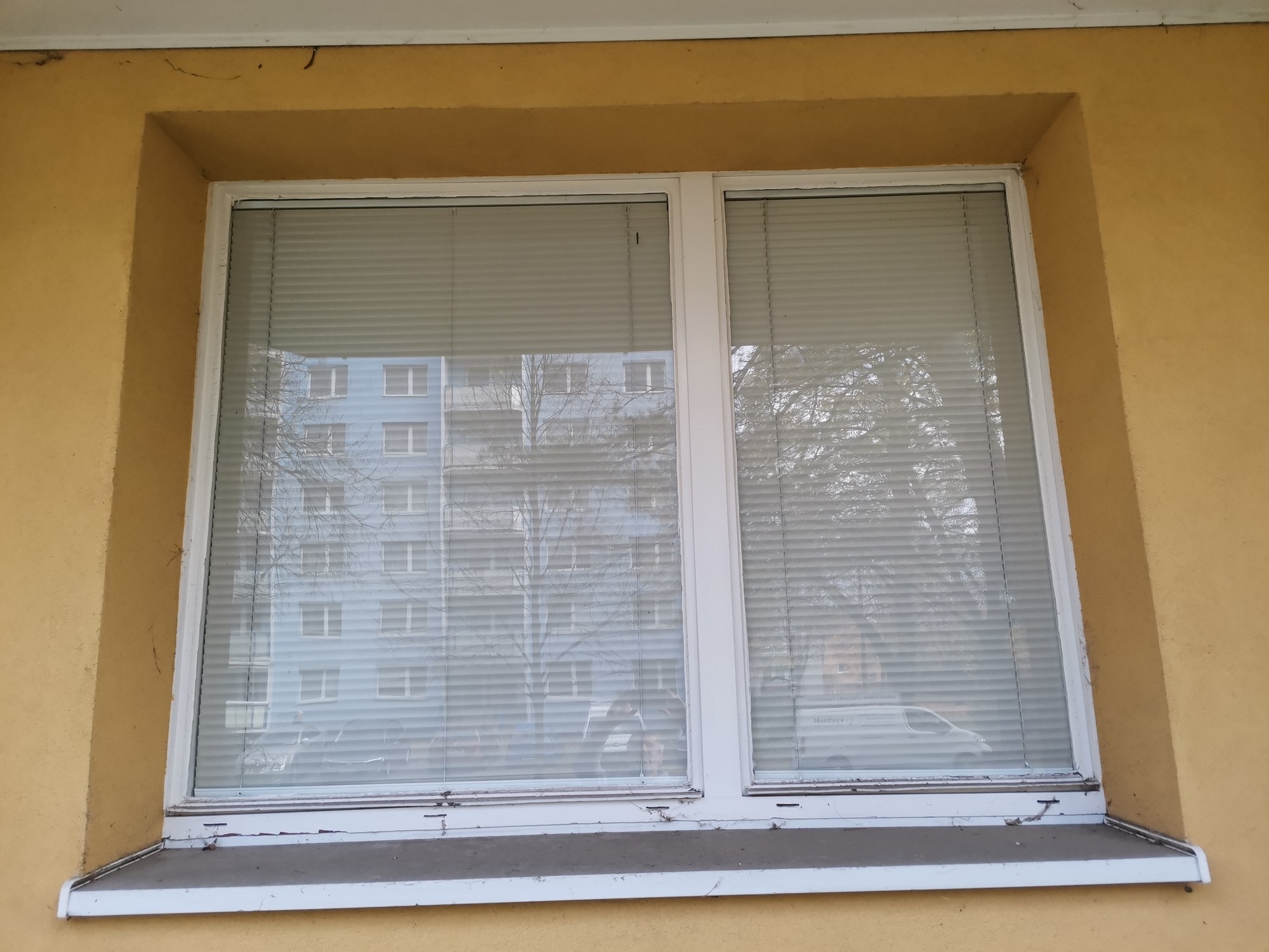 Okno a žaluzie