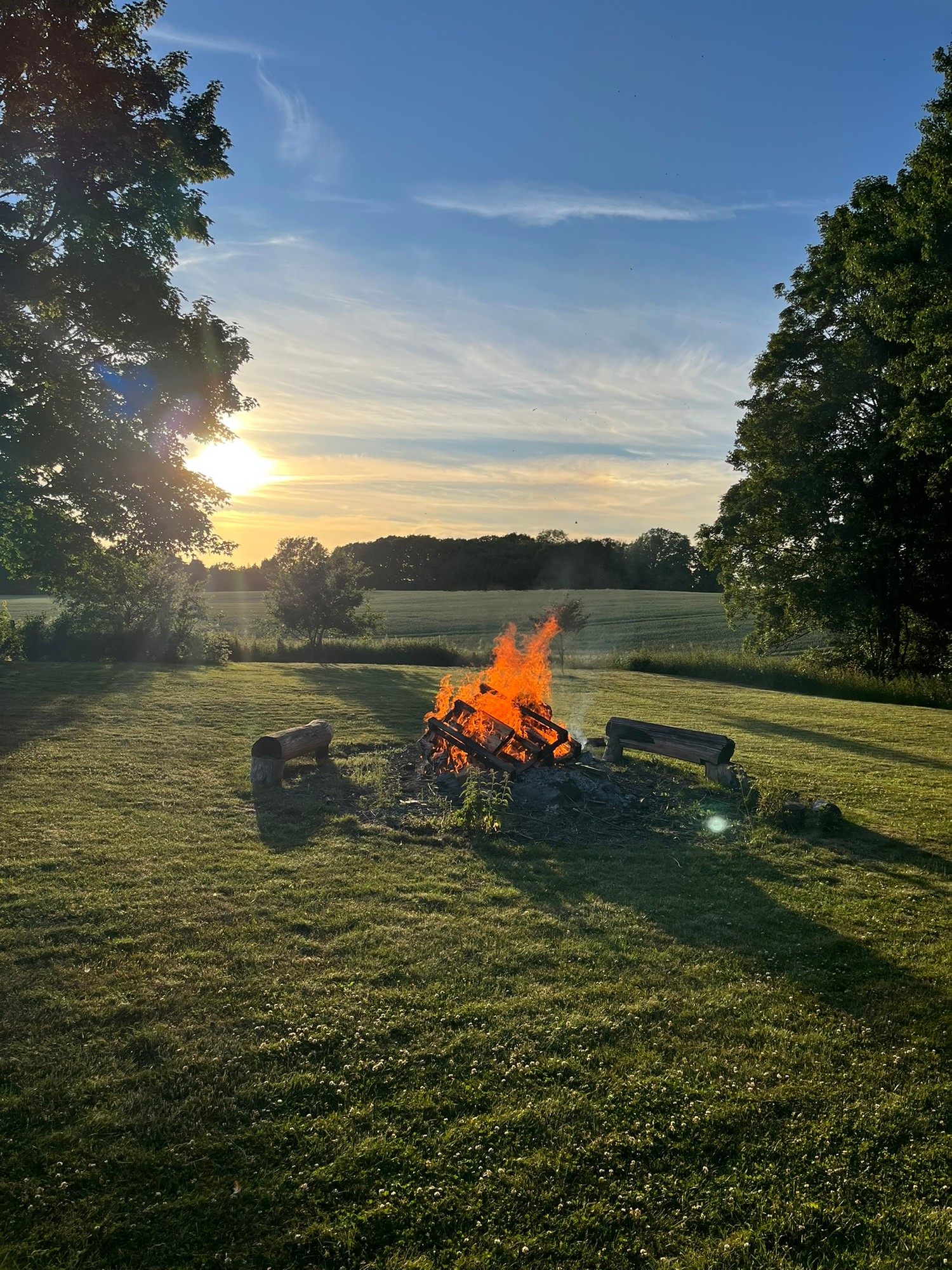 Bålet ved solnedgang