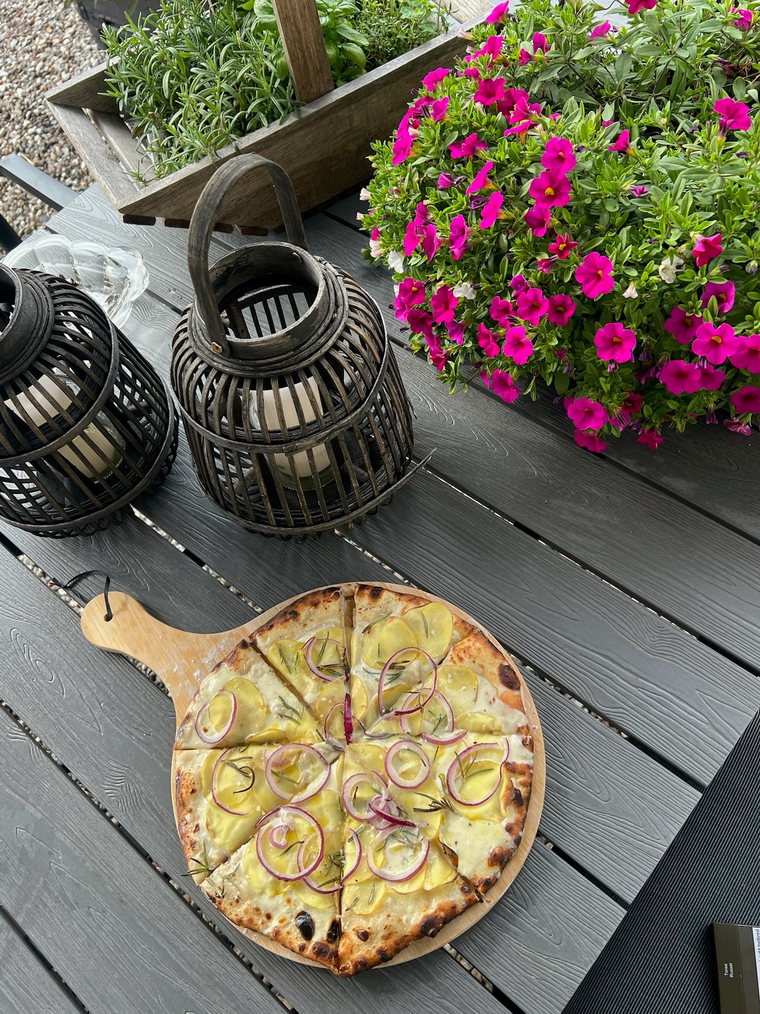 Surdejspizza med kartoffel og rødløg på træbræt