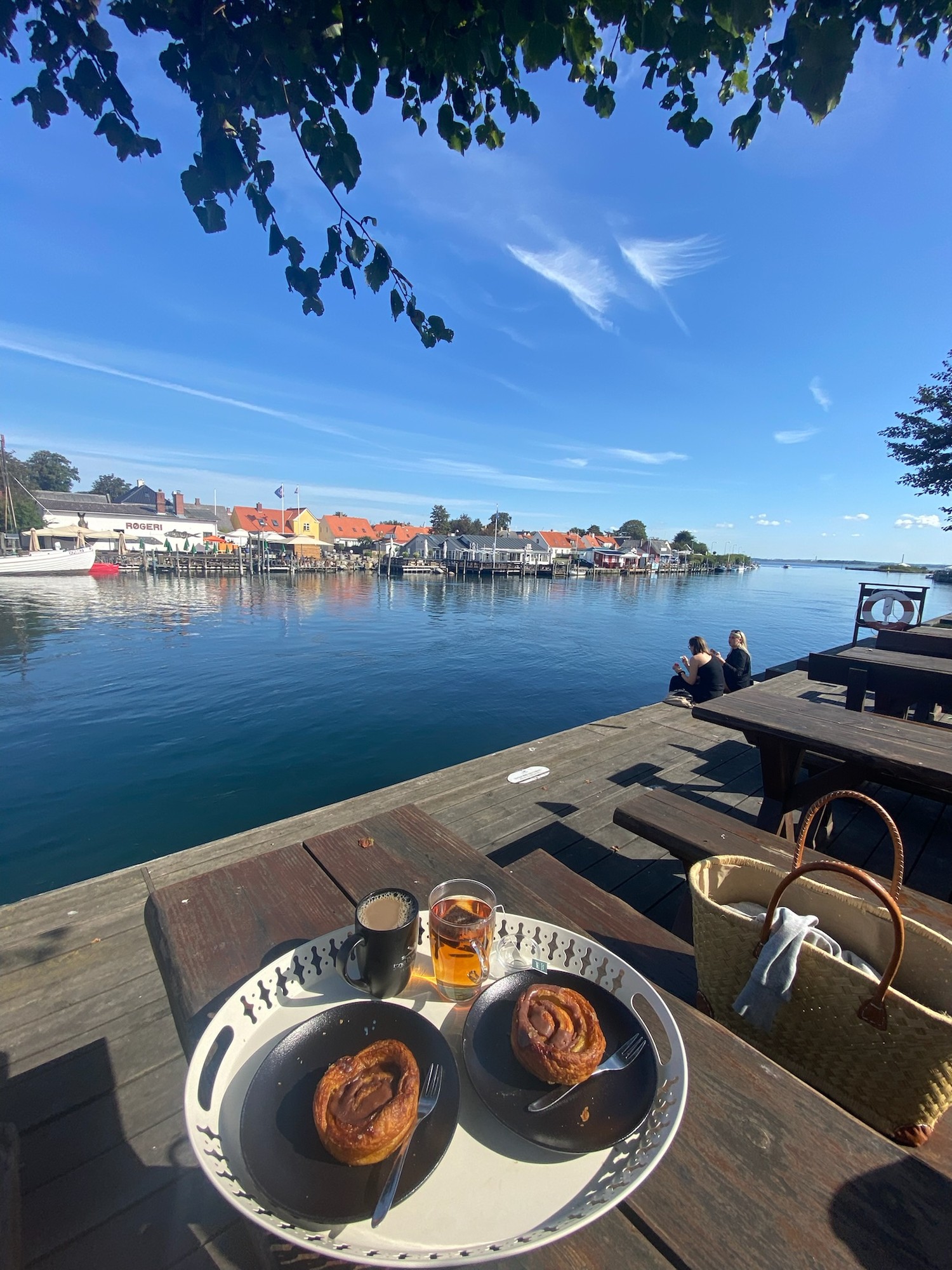 Bordet dækket med kaffe og kanelsnegle i gården