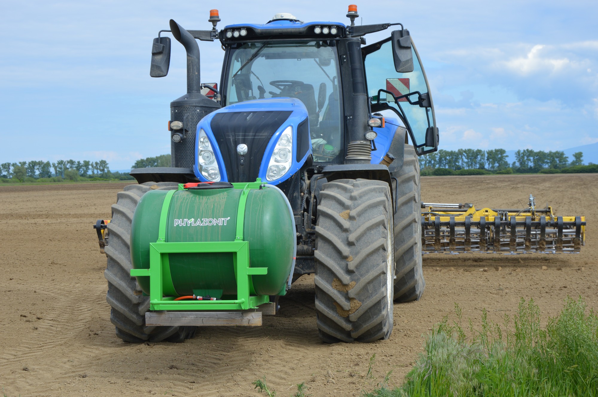 Sejba – traktor s Phylazonit zásobníkom