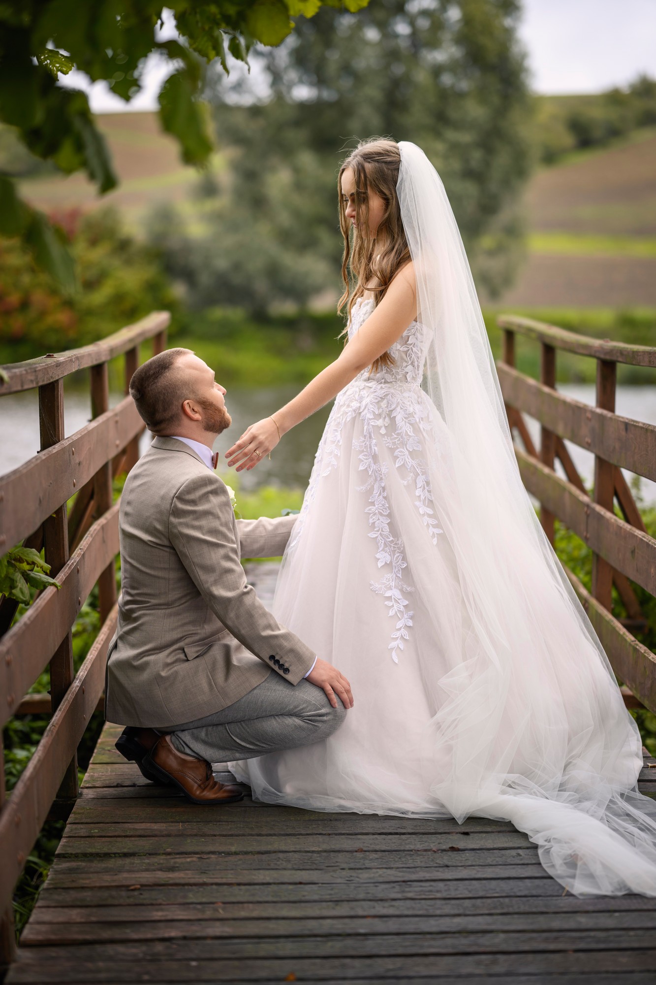 Novomanželé na dřevěném mostě