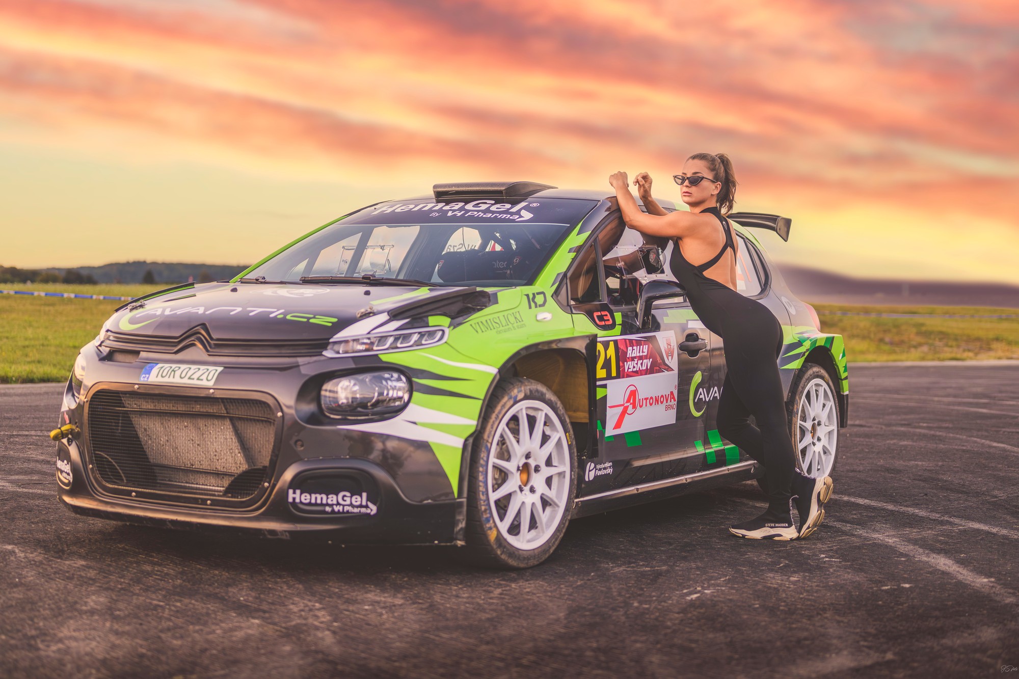 Dynamický portrét u rally auta