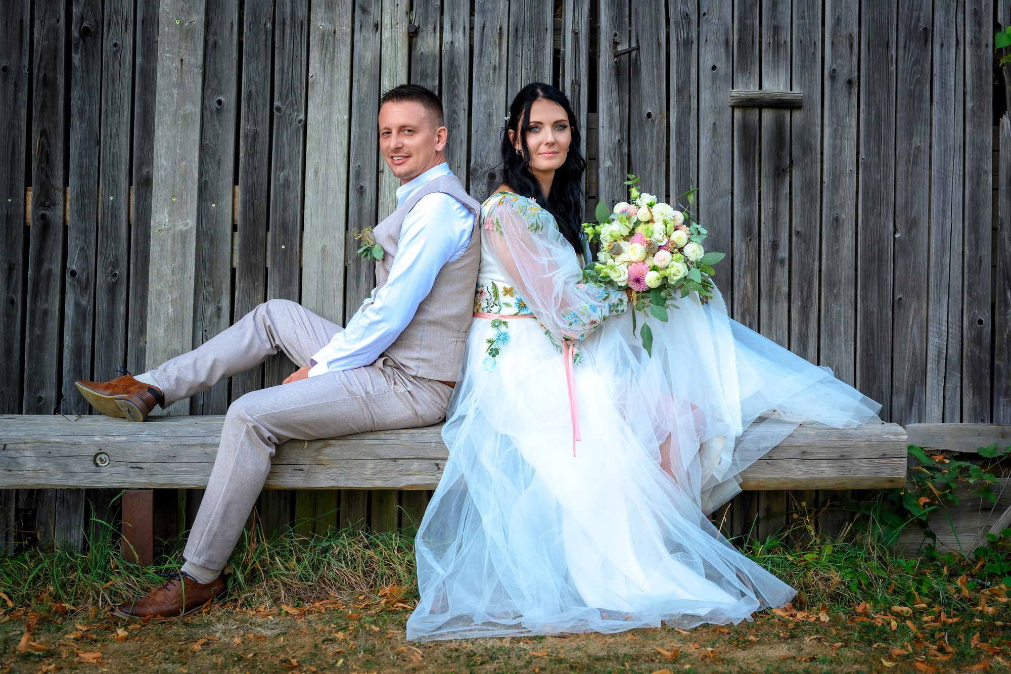 Svatební portrét u dřevěné stěny