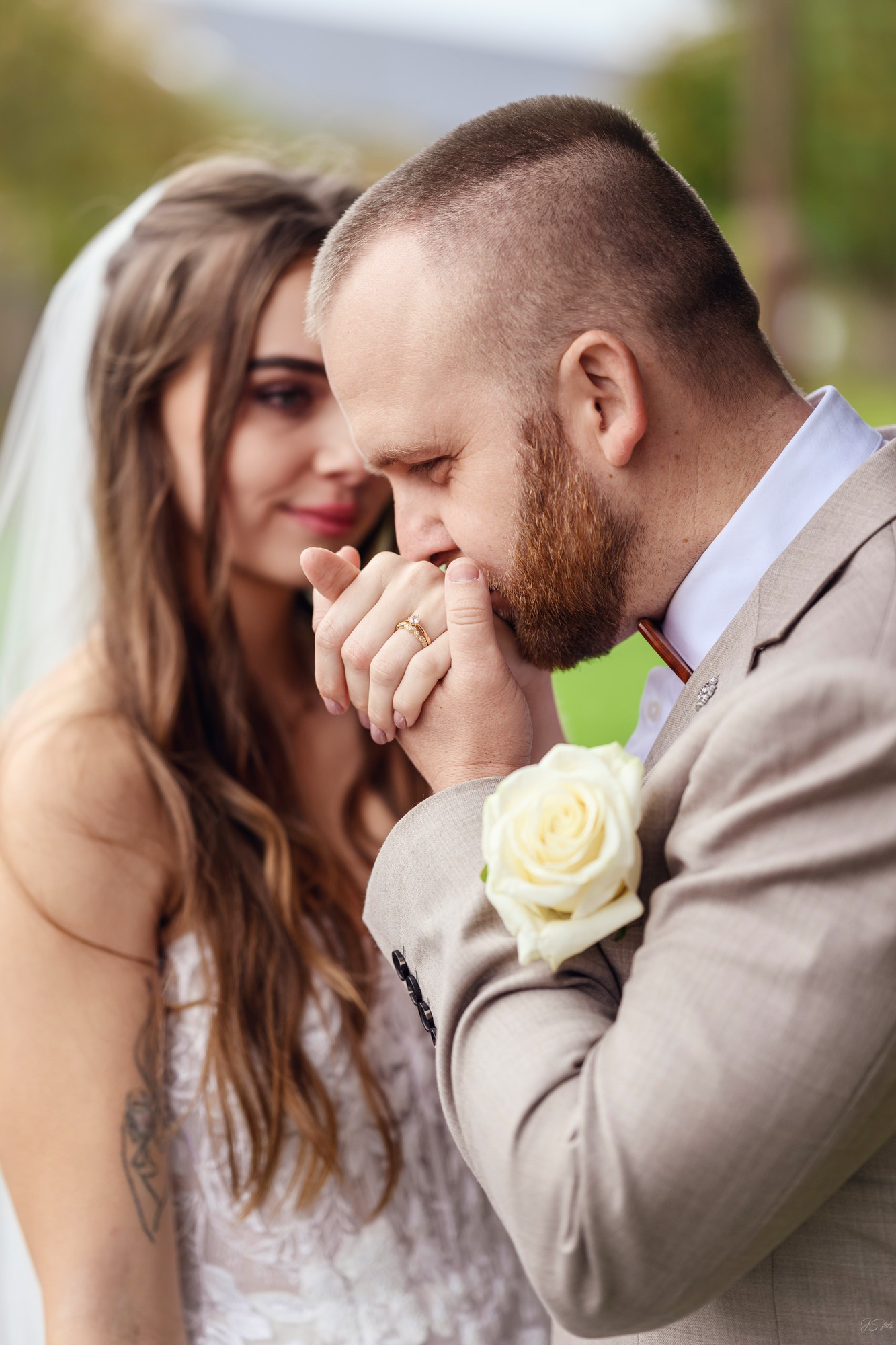 Ženich líbá ruku nevěsty