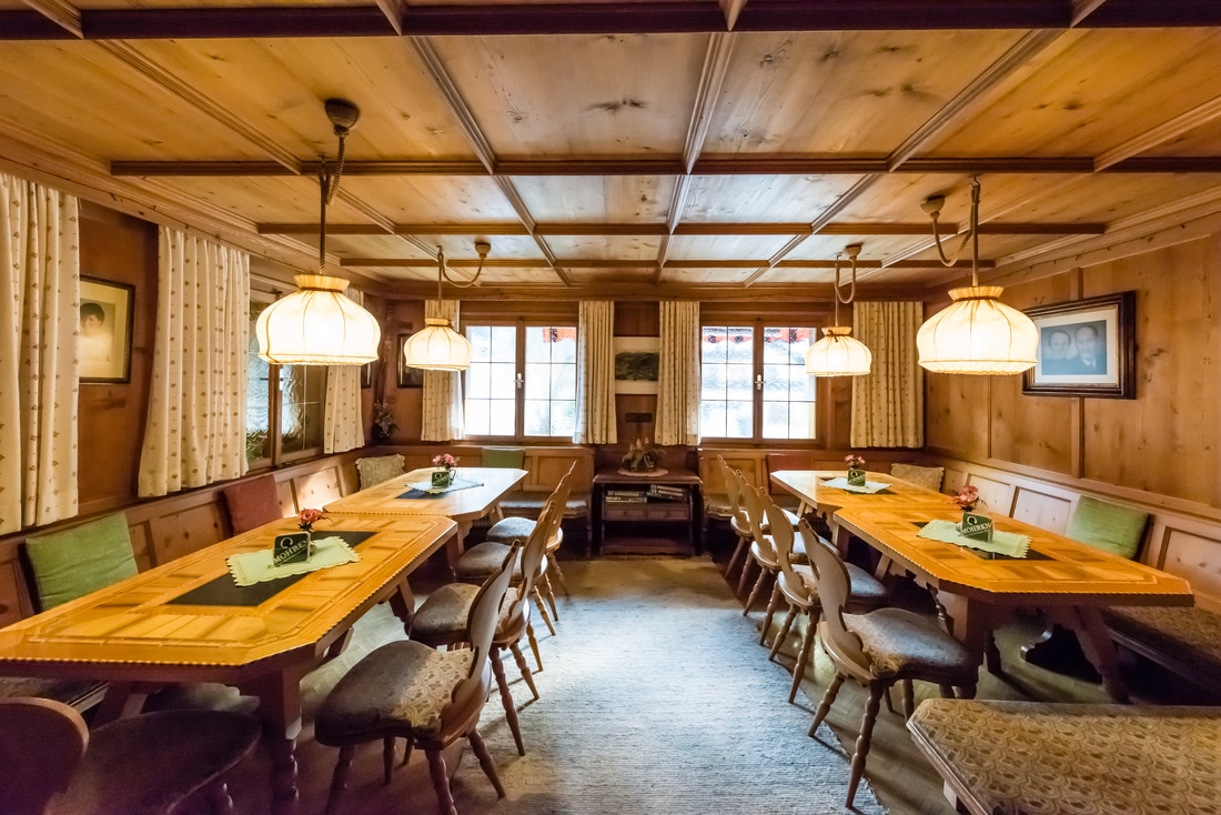 Montafoner Stube mit traditionellem Ambiente im Hotel Alpenfeuer