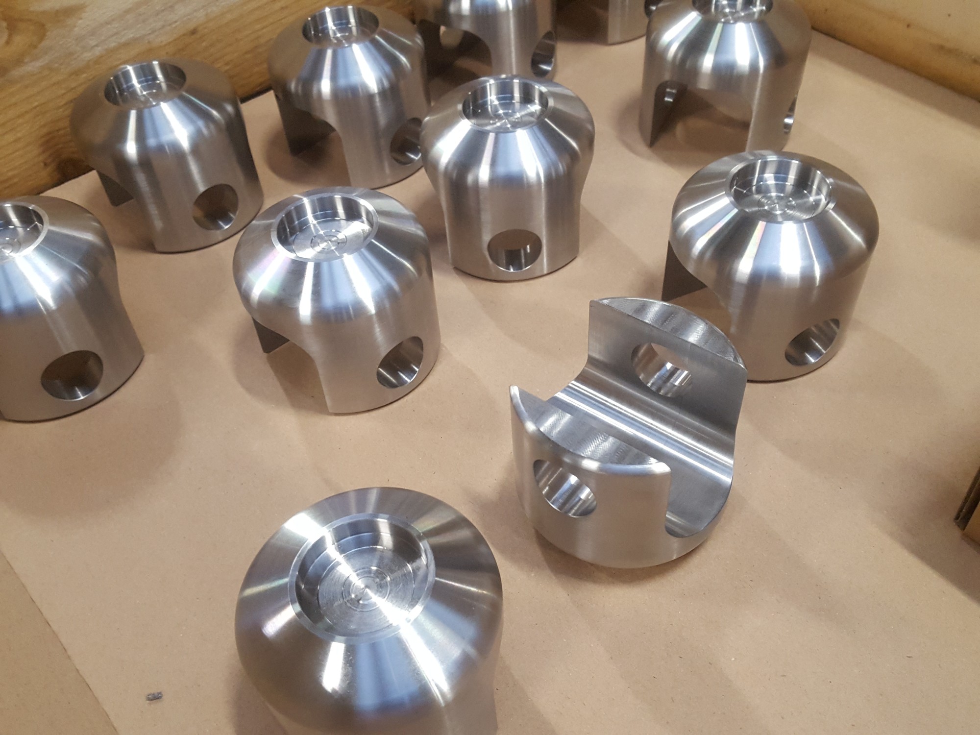 CNC-drejede og fræsede aluminiumshuse i poleret finish