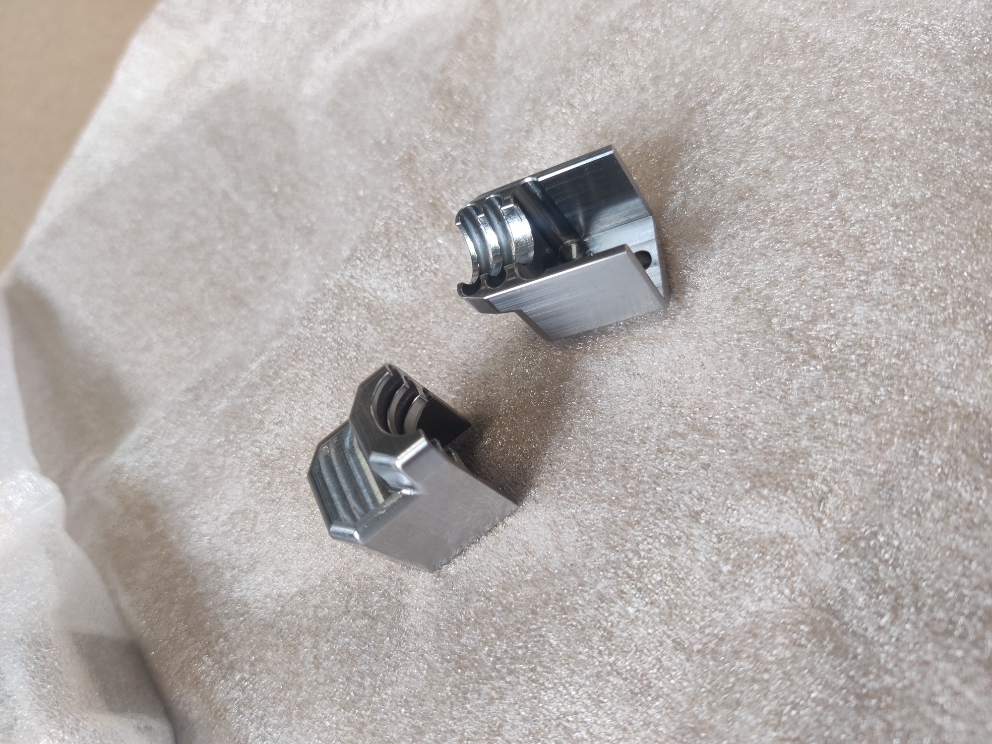 Serie af CNC-drejede stålaksler med flange