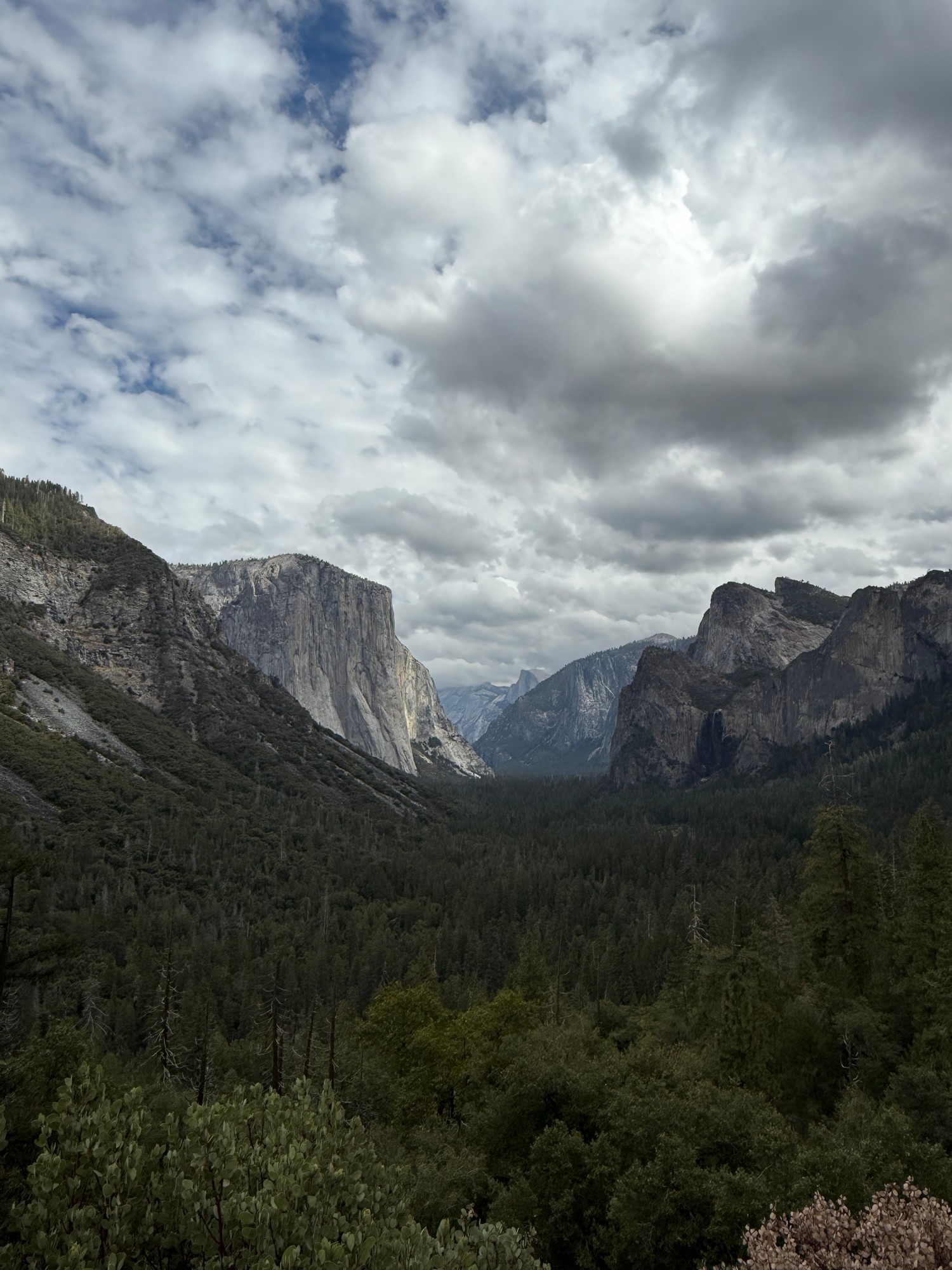 Yosemite Valley from Tunnel View, with El Capitan on the left, Bridalveil Fall on the right and Half Dome in the distance