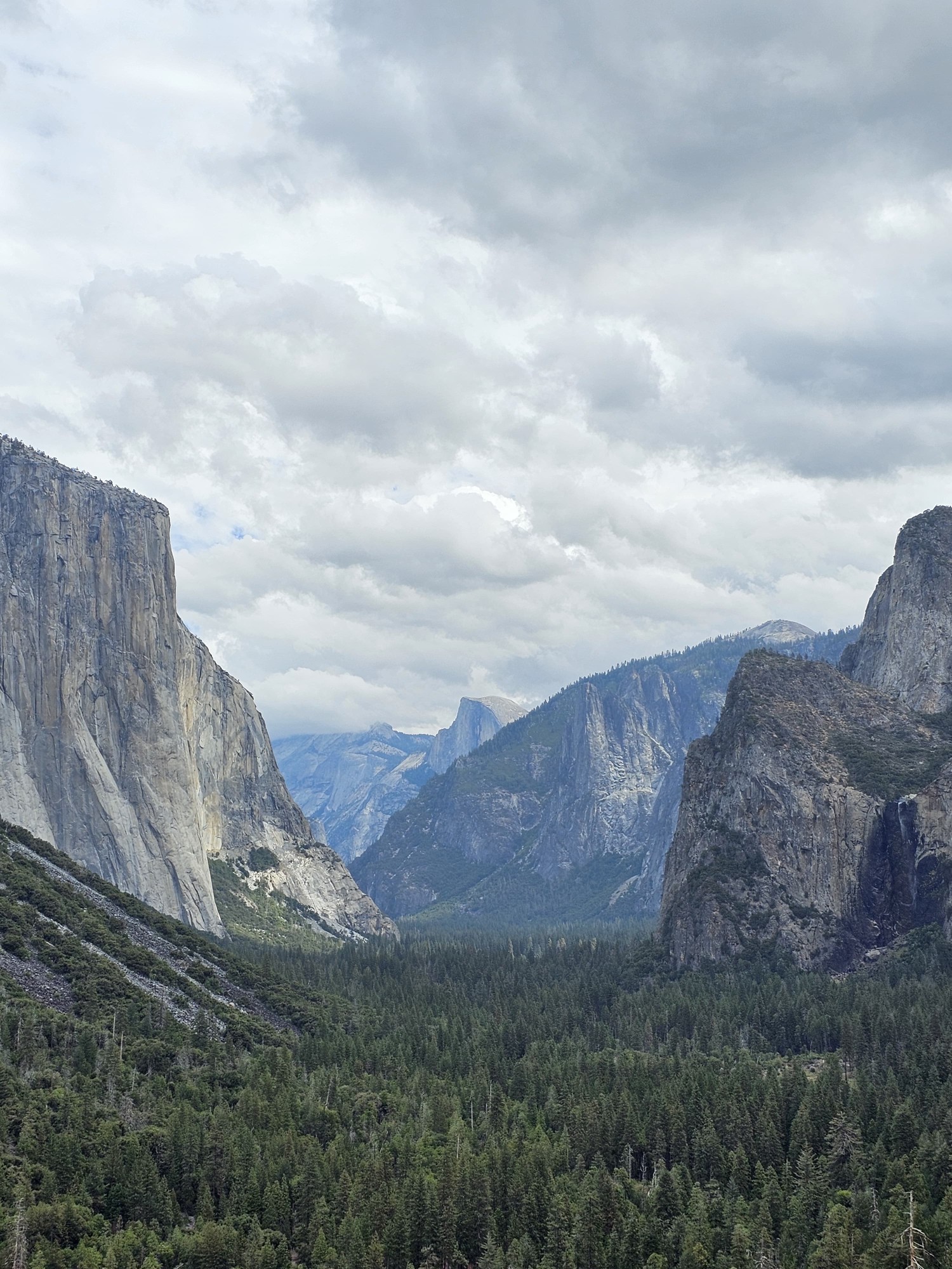 Yosemite Valley seen from Tunnel View, with El Capitan on the left and Half Dome in the distance
