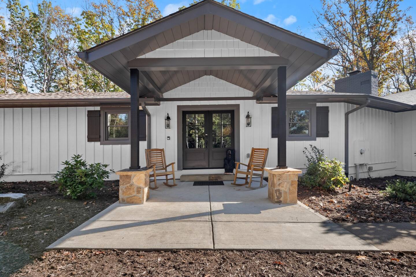 King bedroom with lounge area