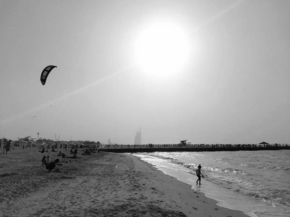 kitesurfing na pláži