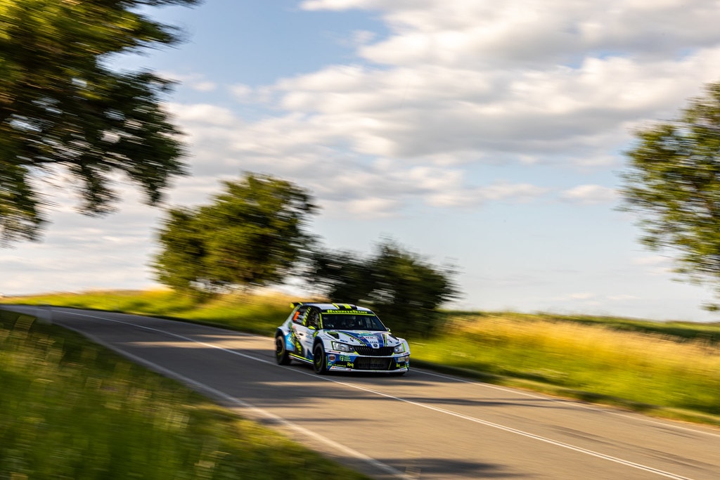rallye v zatáčce