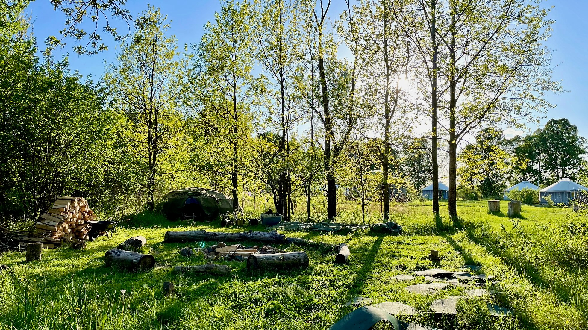 Jurtcamp — ohniště a okolní příroda