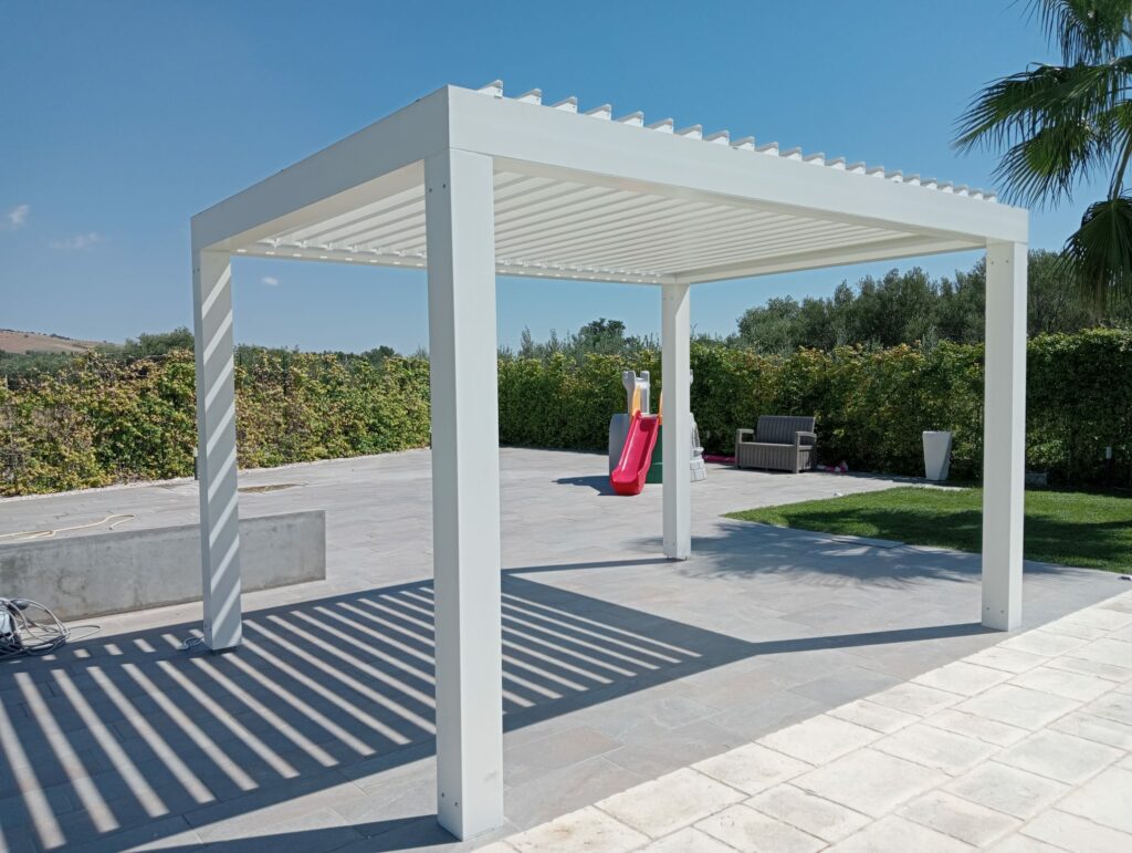 Pergola bioclimatica moderna