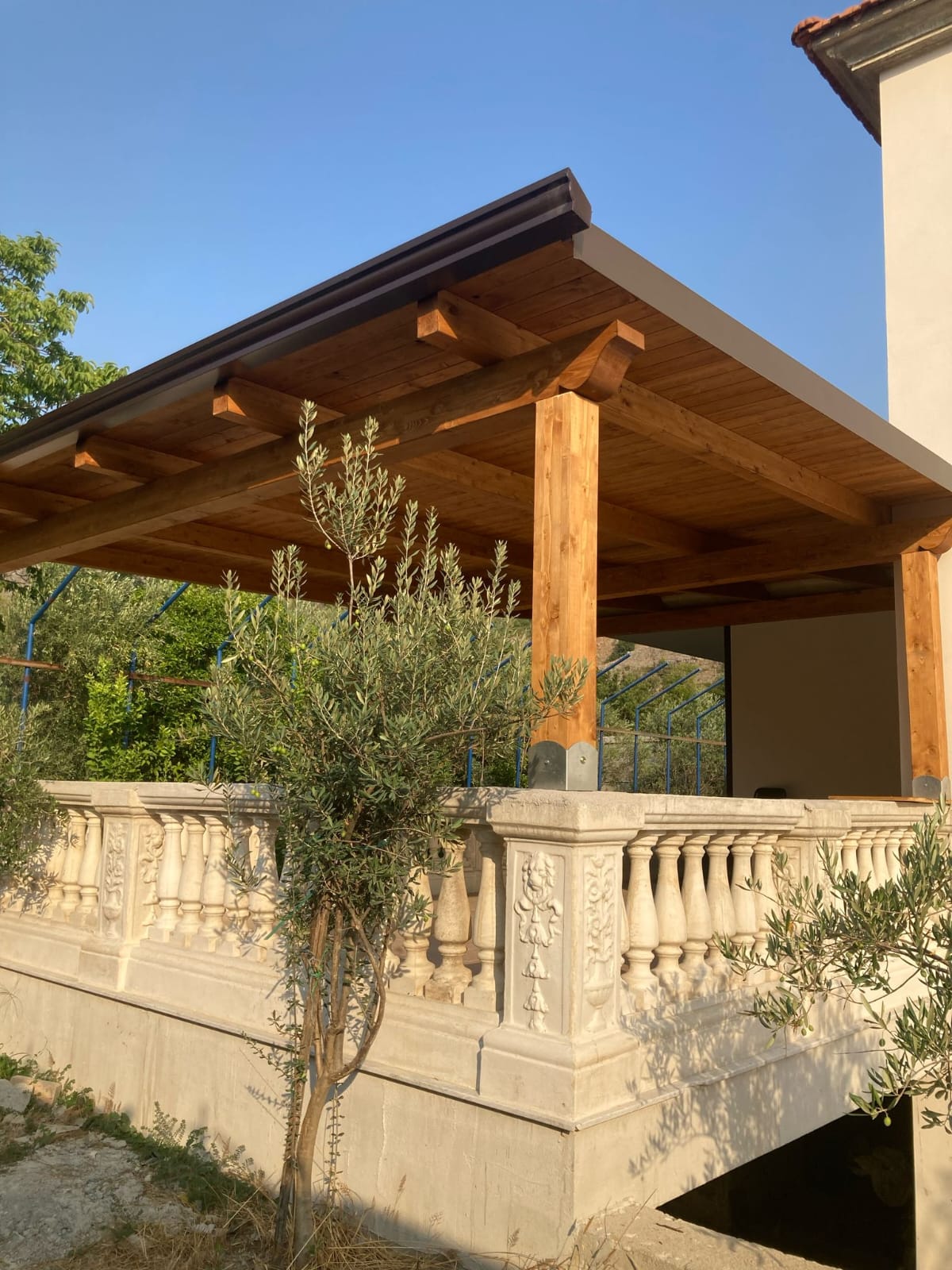 Pergola in legno e area solarium