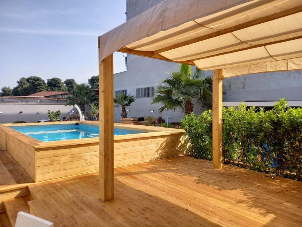 Piscina in legno con decking