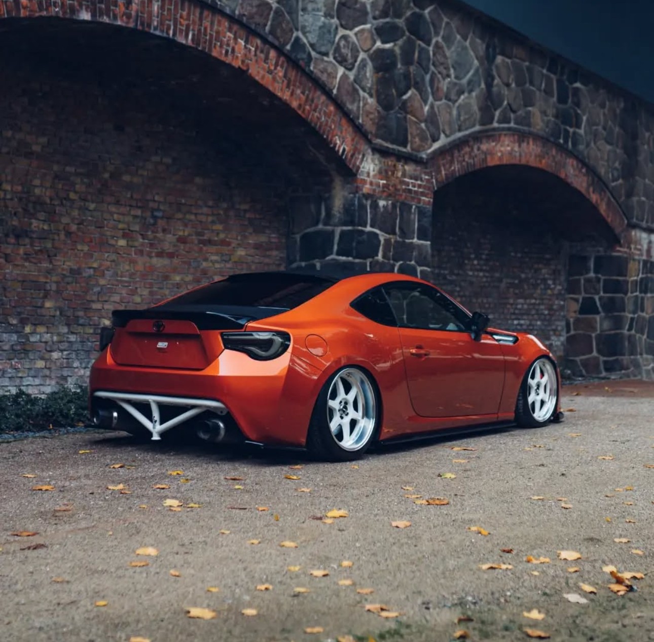 Toyota GT86 mit Luftwahrwerk, geweitetem Blech und Abgasanlage