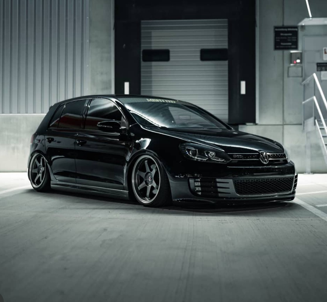 VW Golf GTI mit Luftfahrwerk & Bodykit