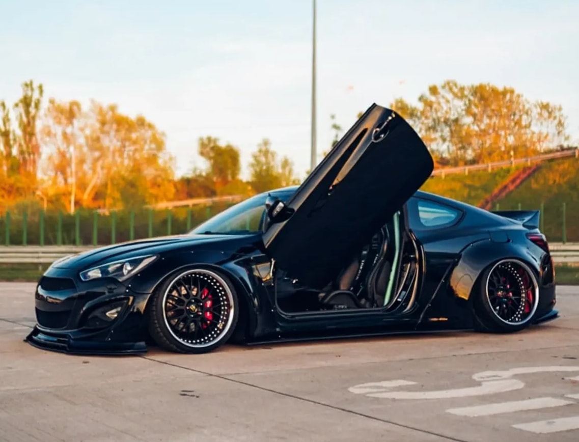 Hyundai Genesis Coupé mit Flügeltüren und Breitbau