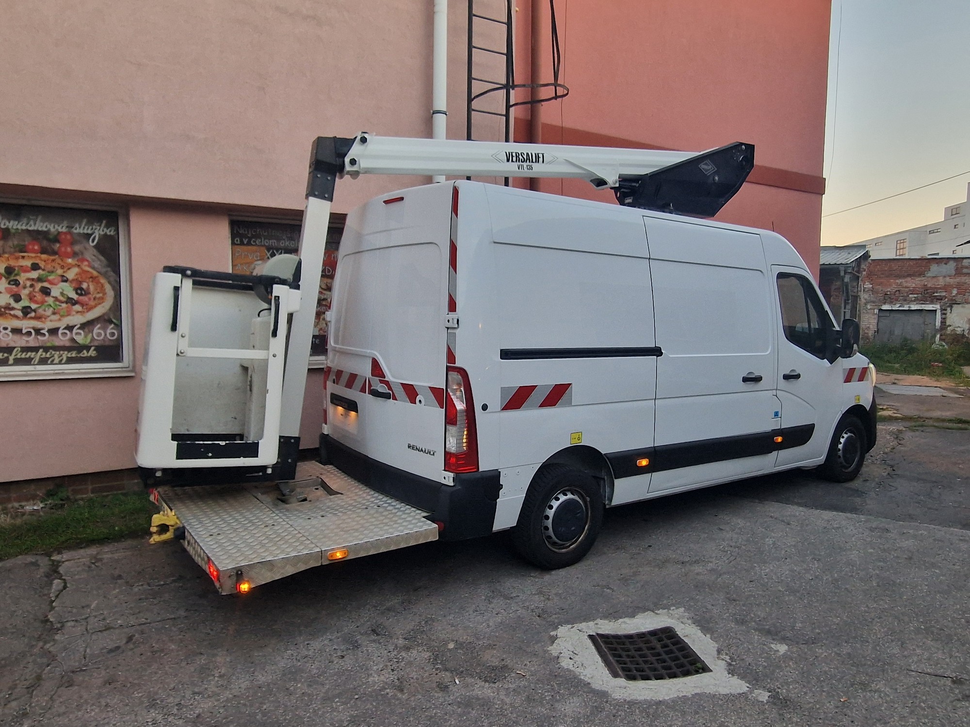 Prenájom plošiny Versalift