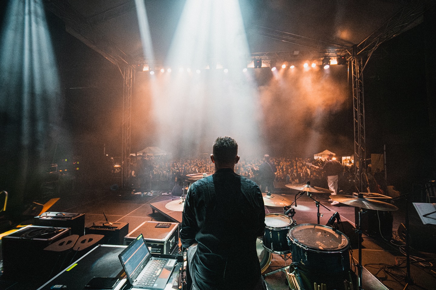 Pohled z pódia na zaplněný prostor