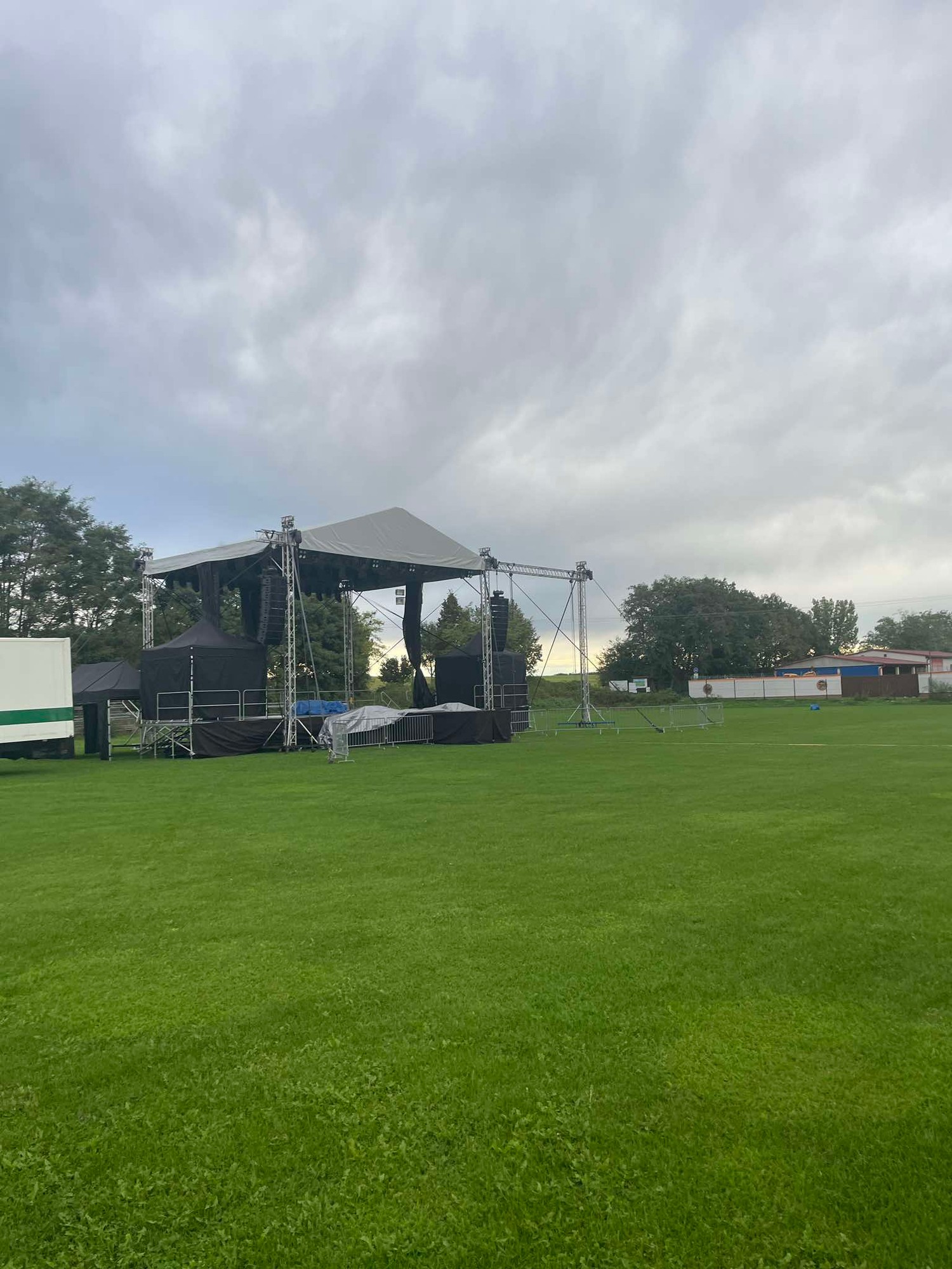 Příprava open-air stage před koncertem