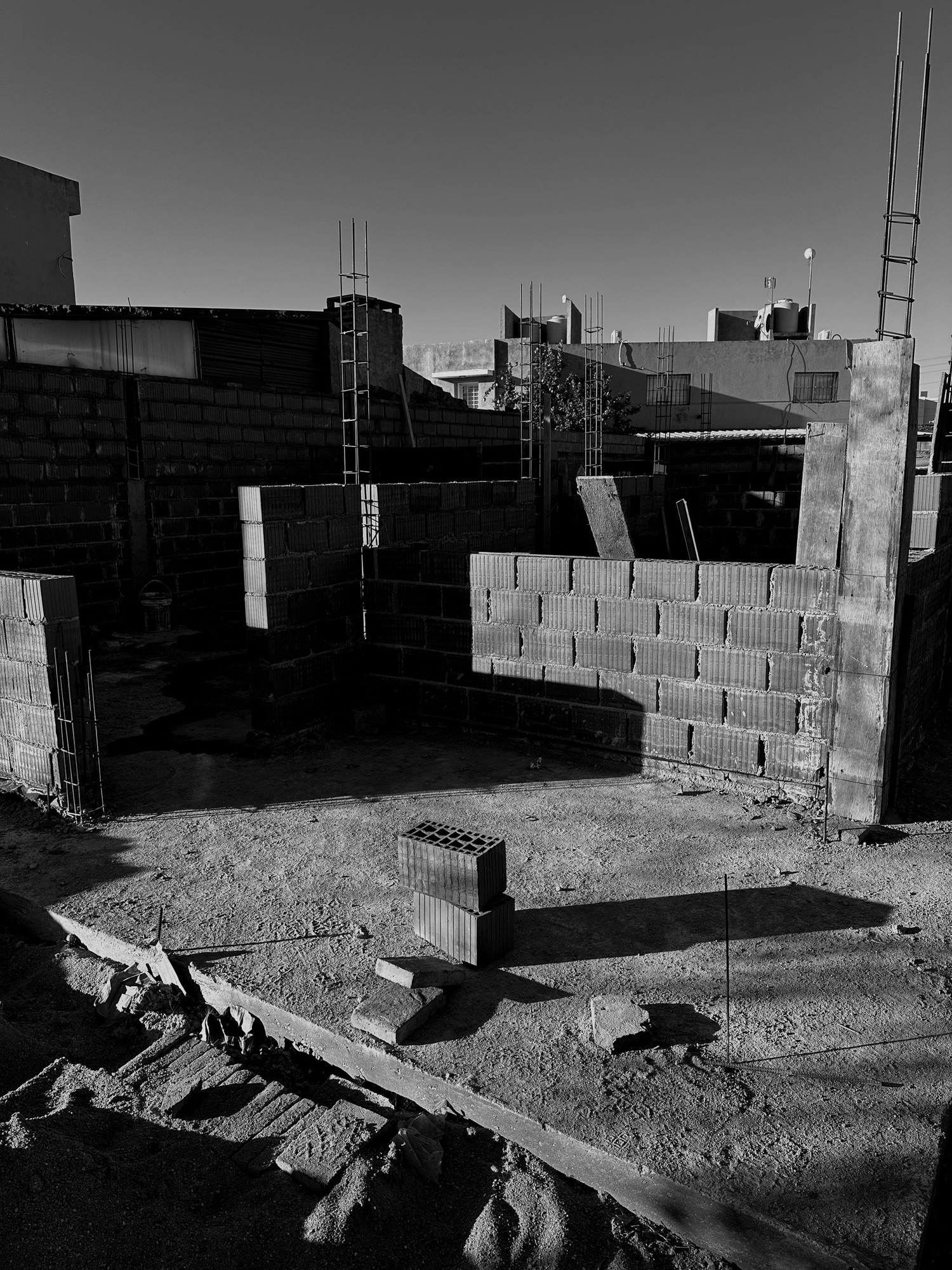 Levantamiento de muros — primera hilada