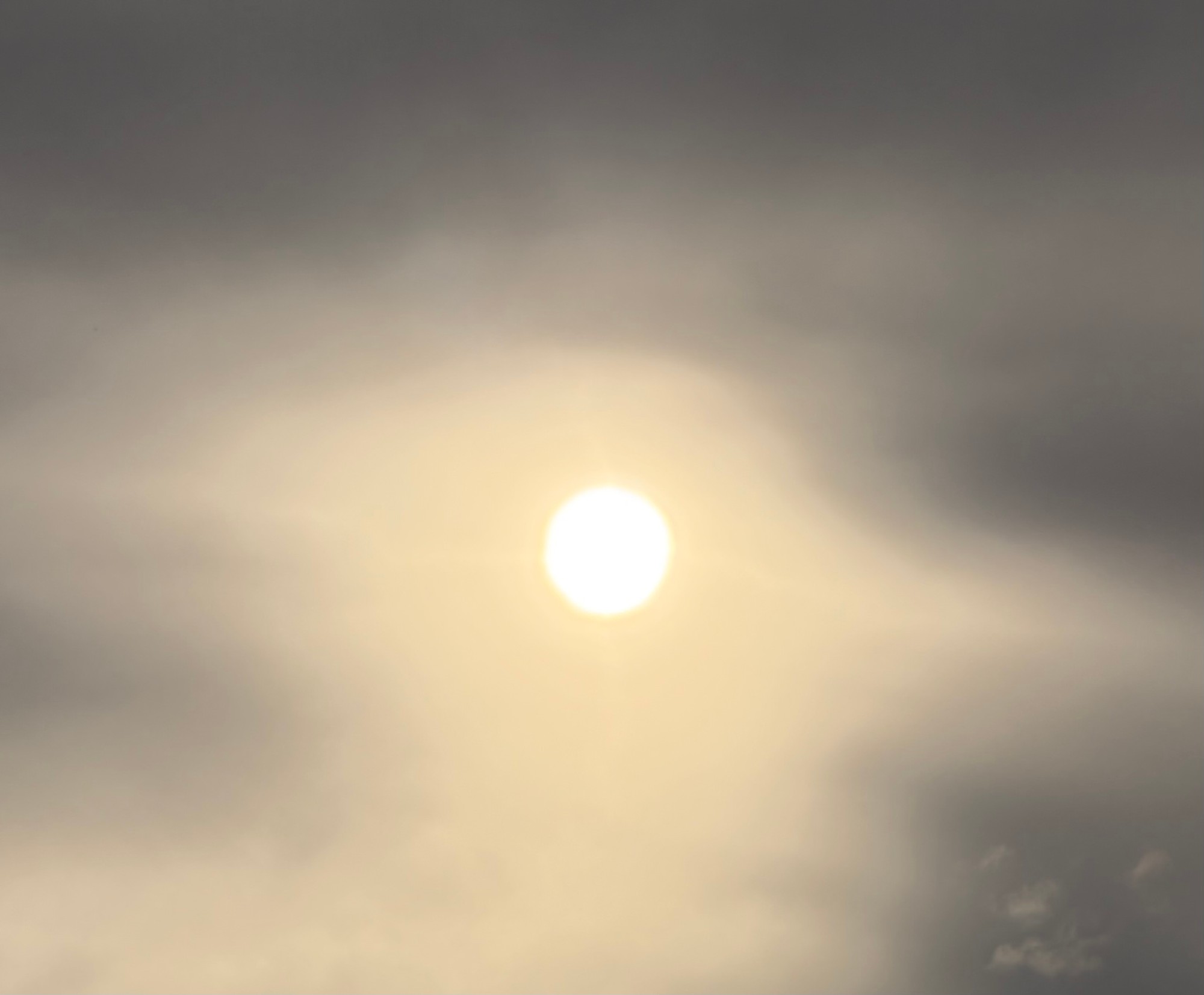 Sol gennem skyerne over Café RÅ