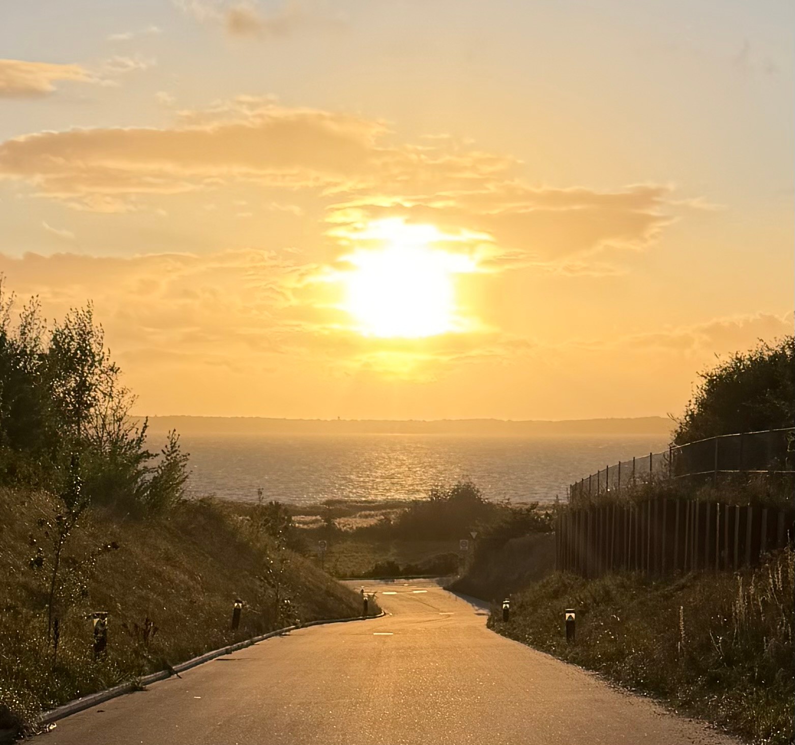 Solnedgang over vandet, som illustrerer ro og nærvær i LifeBalance