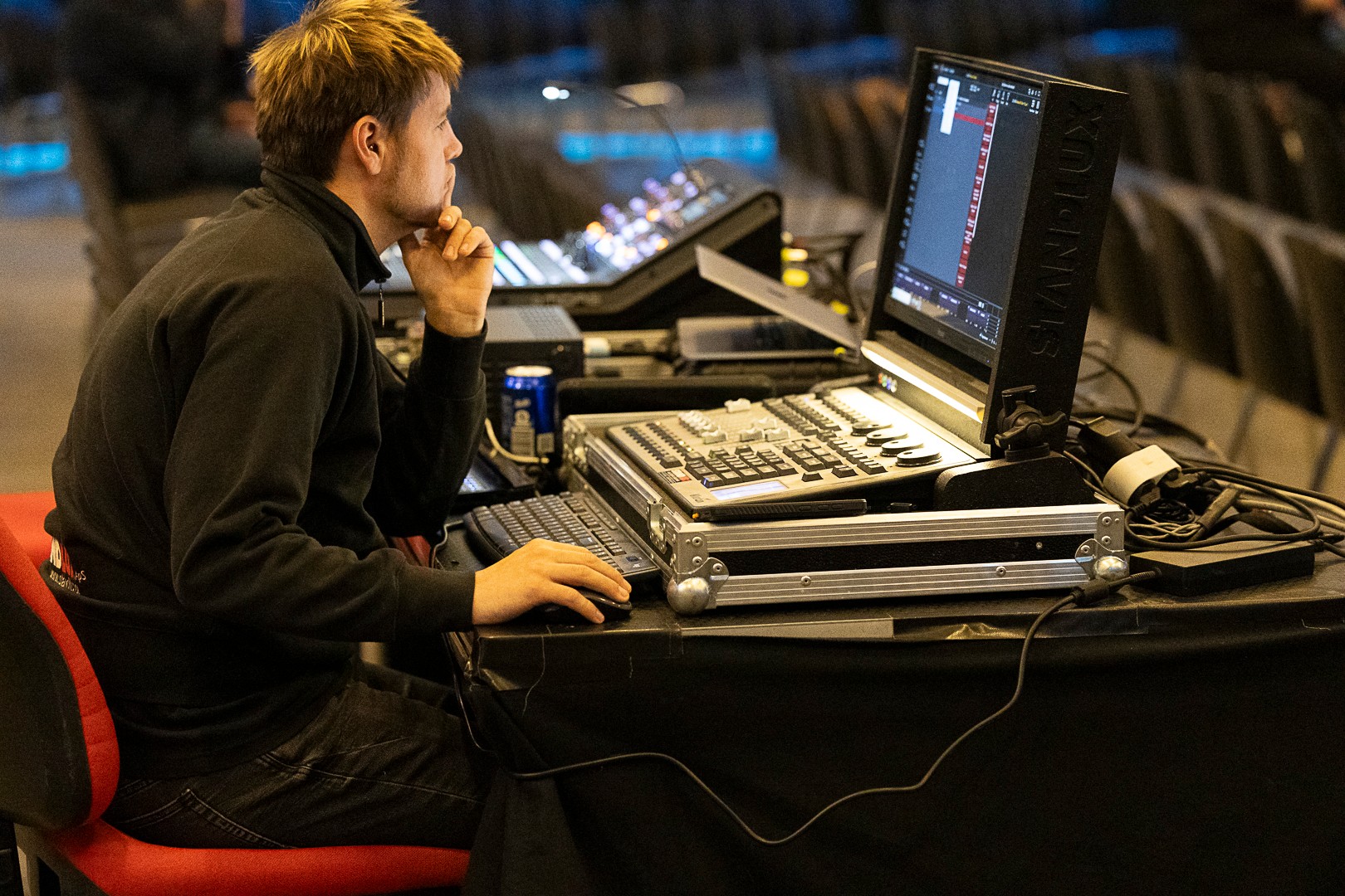 Sanger på scenen i farvet lys