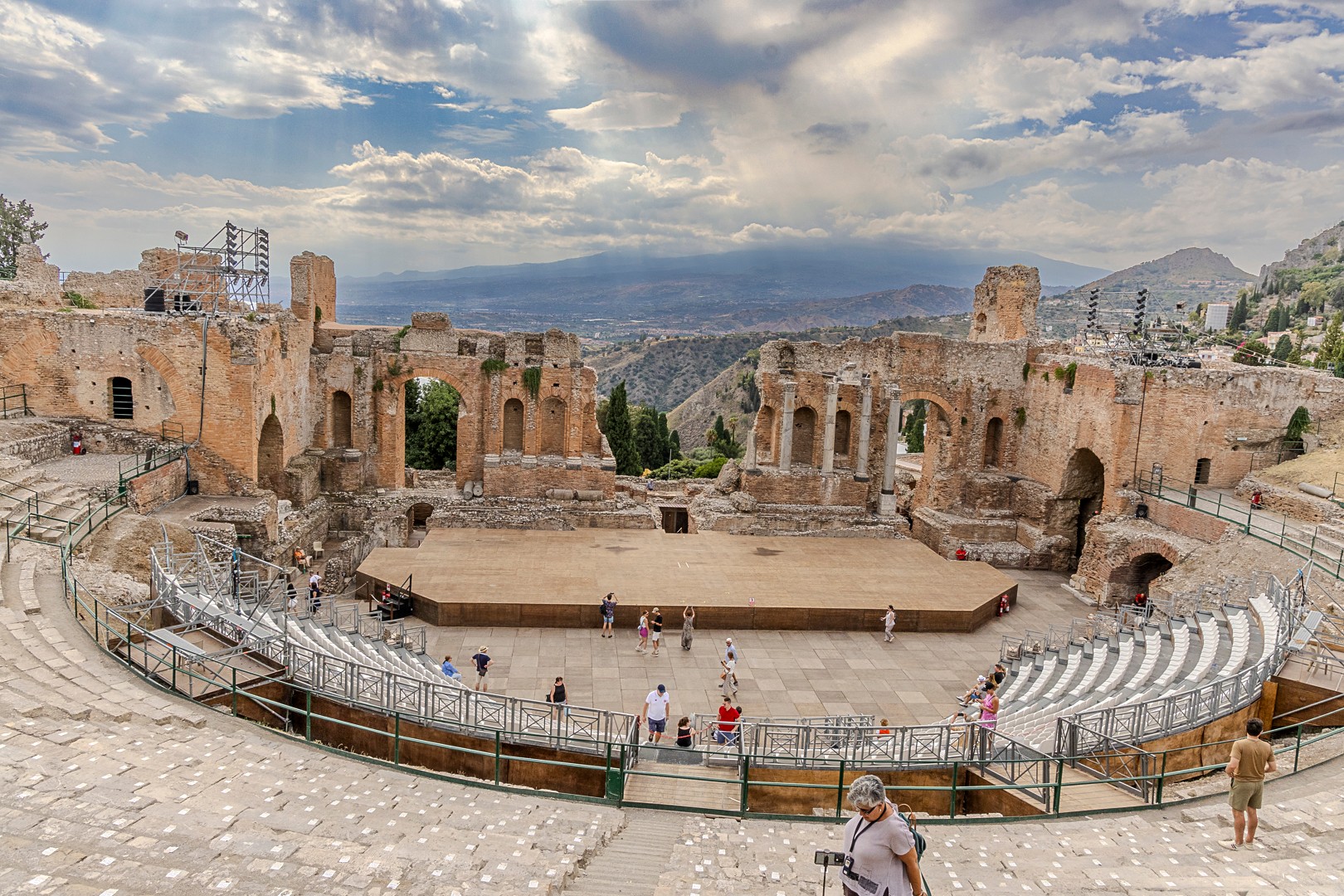 Det antikke teater i Taormina med udsigt over Siciliens bjerge
