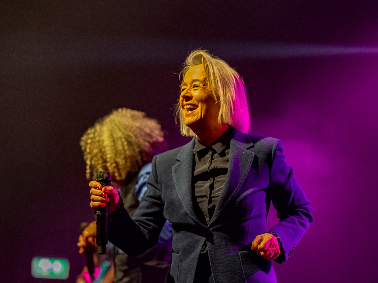 Sanger med band på scenen