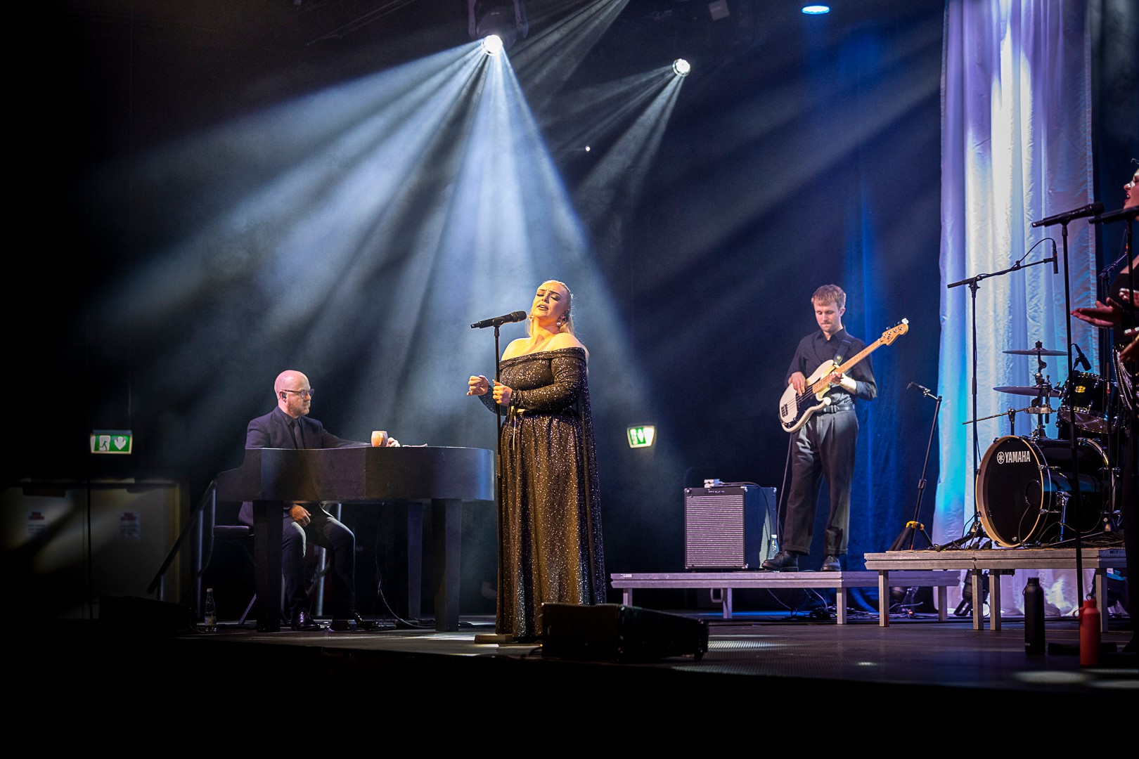 Musikere foran et begejstret publikum