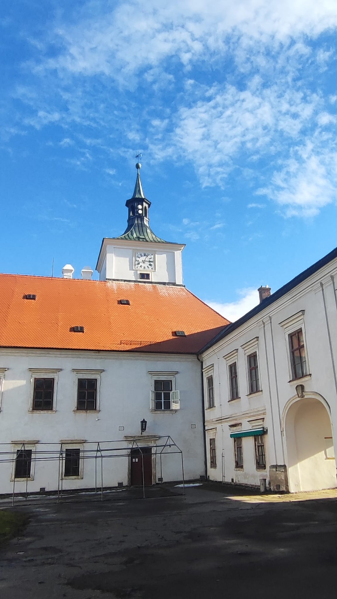 Nádvoří zámku Střílky s věží