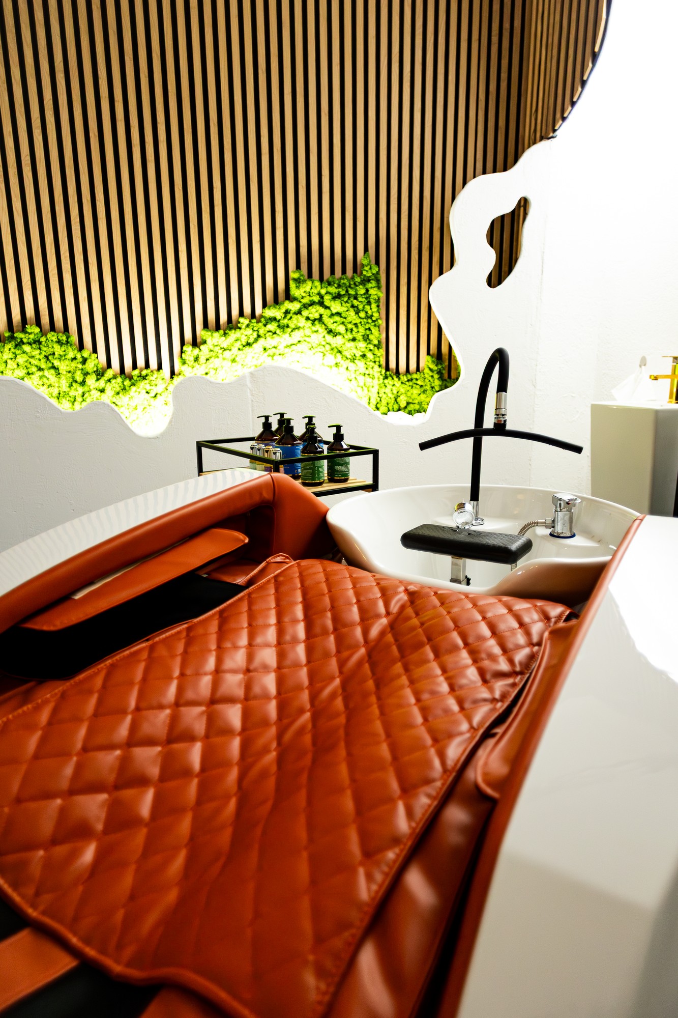 Head Spa křeslo s umyvadlem a produkty
