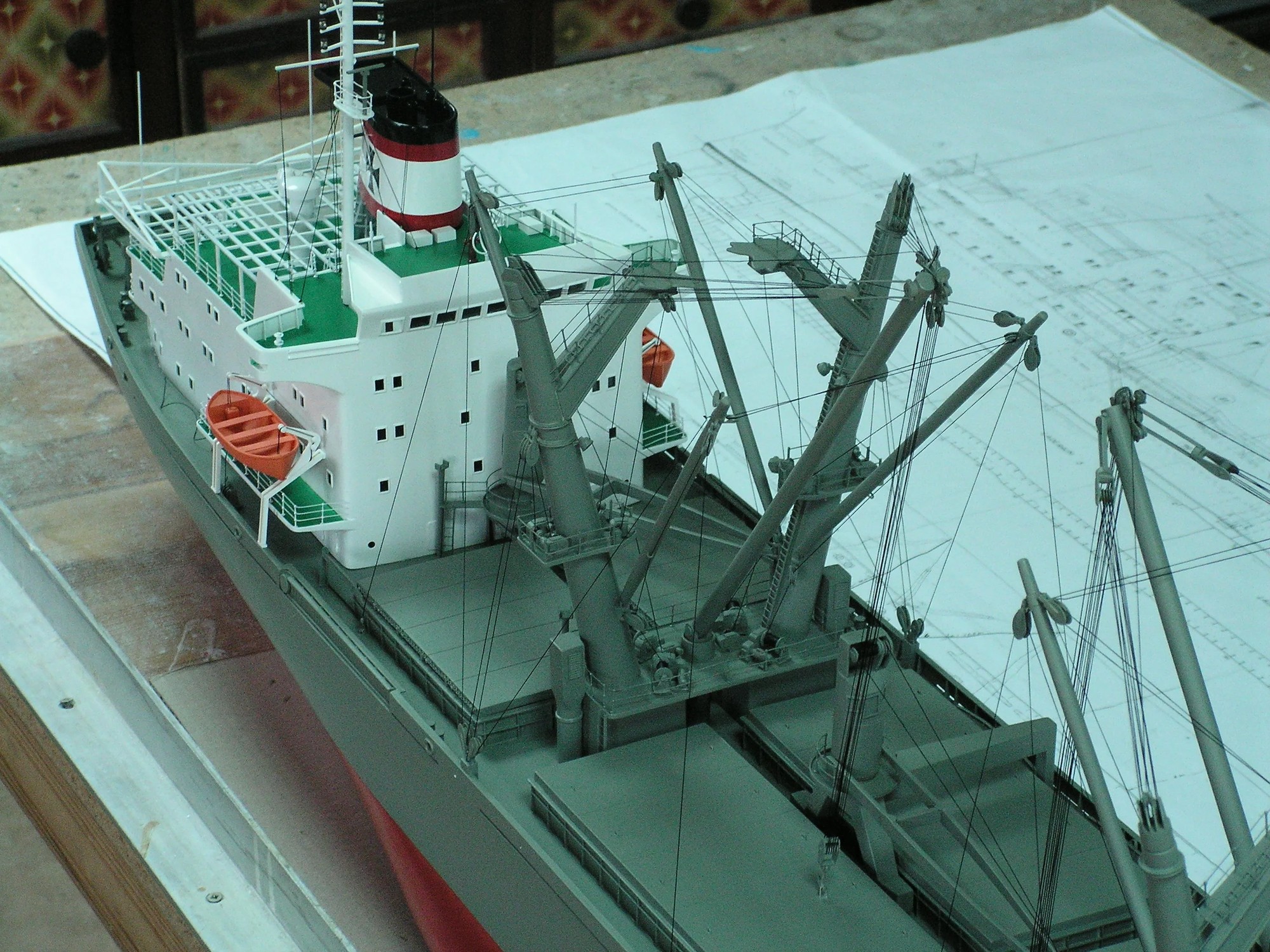 Detailní model nákladní lodě s jeřáby