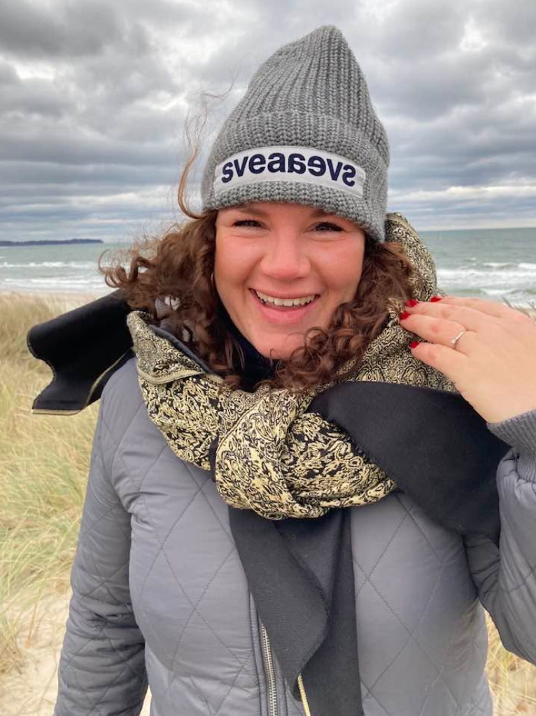 Signe Skouenby smiler ved stranden