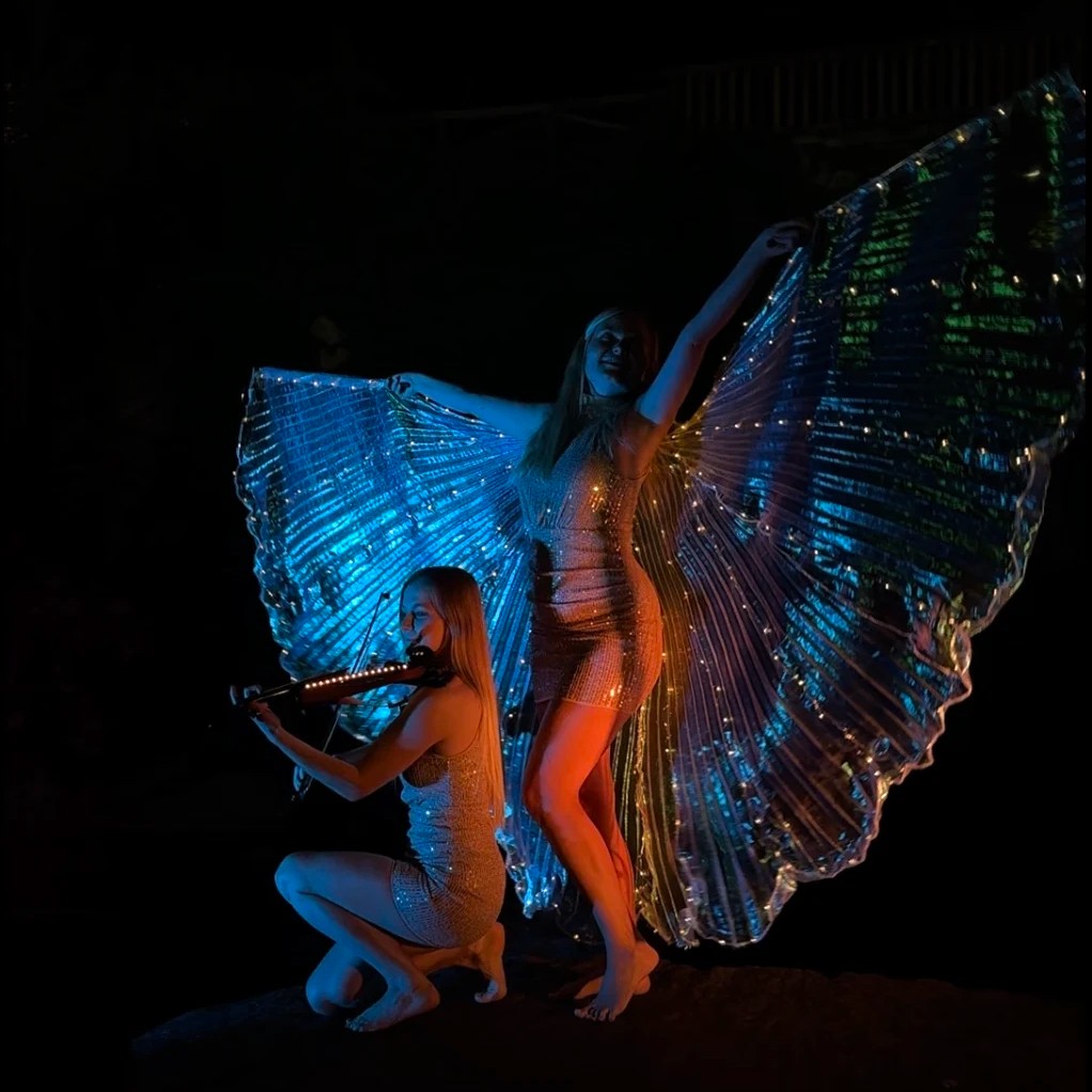 Reginae Luminis: Královny světla, LED světelná křídla a housle