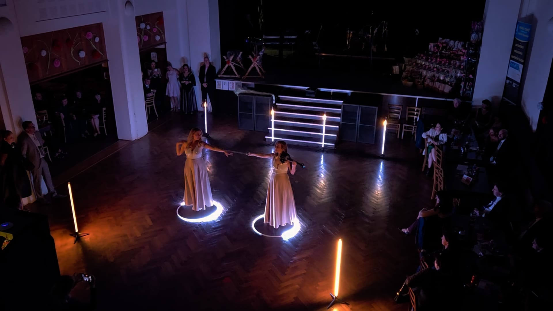 Reginae Luminis: Královny světla, světelné předtančení na ples