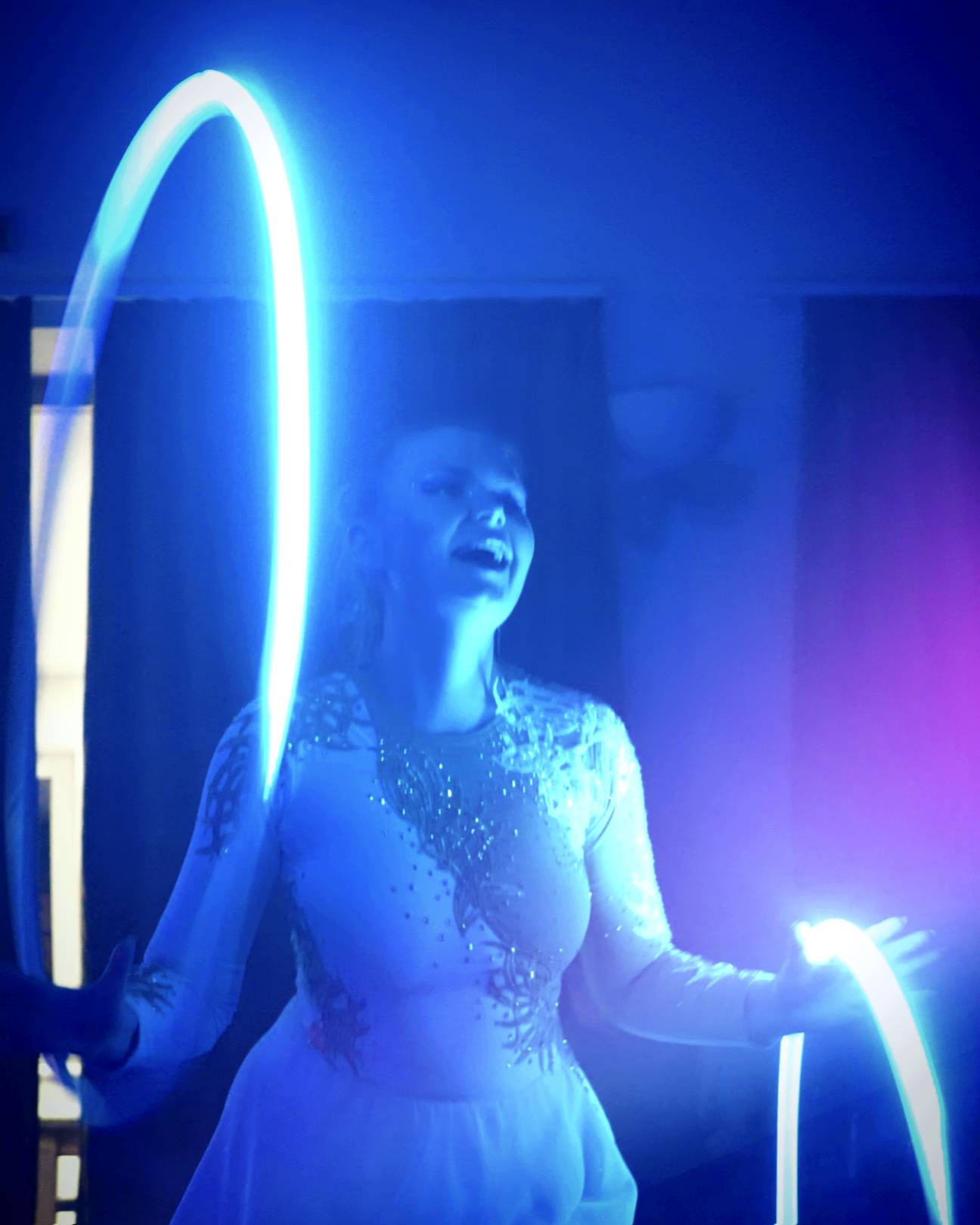 Reginae Luminis: Královny světla, LED hula hoop tanečnice Anya