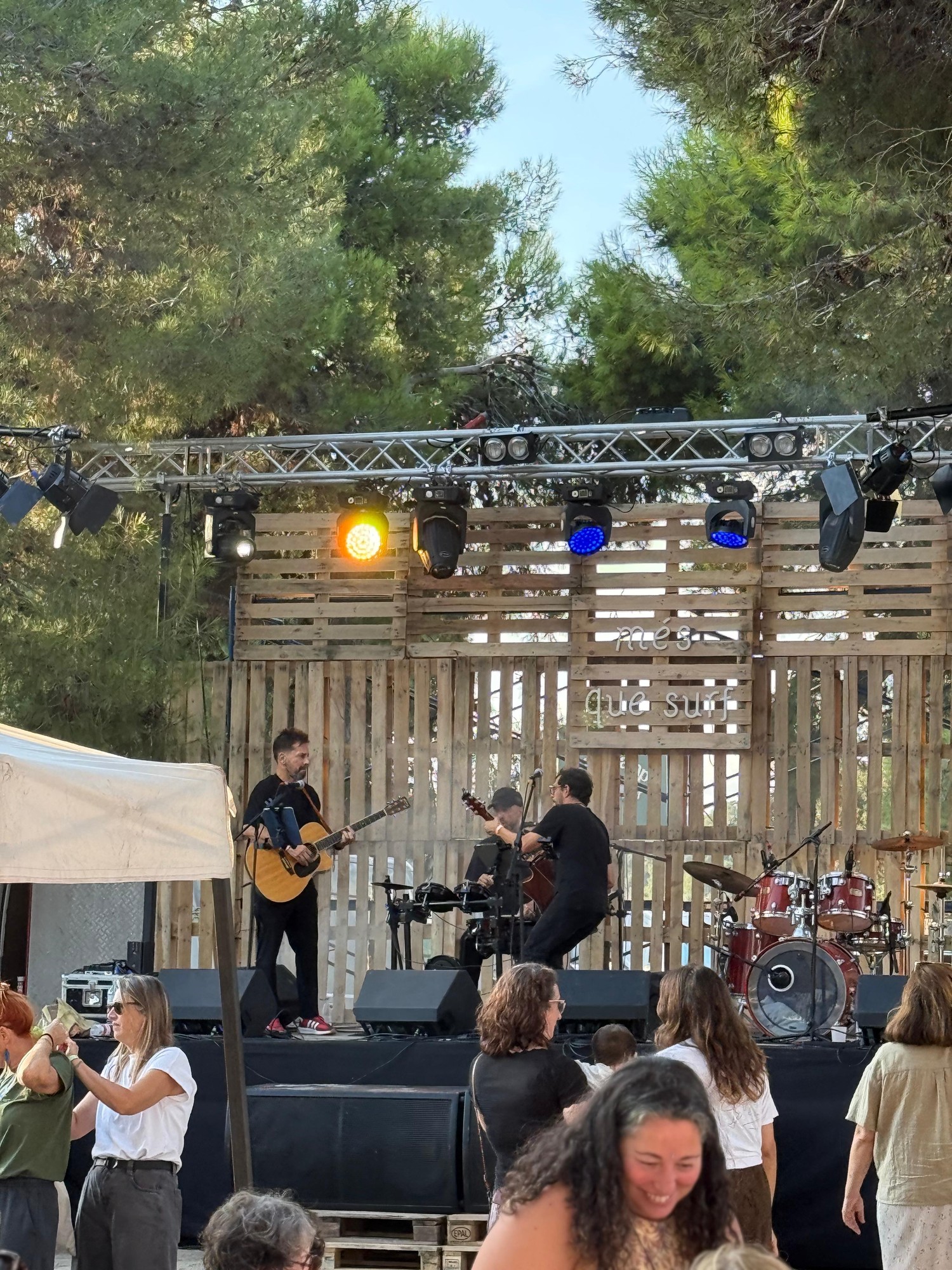 Joan Tena en directo con los invitados celebrando