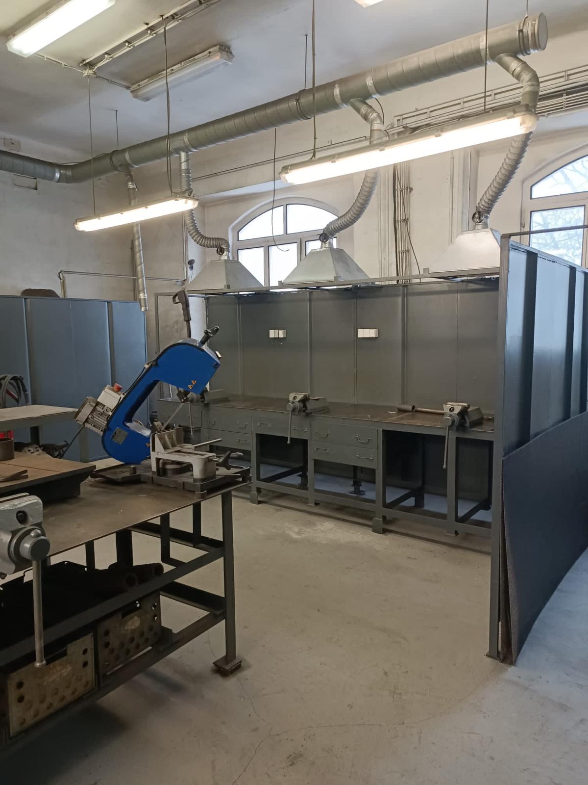 Pohled do dílny — pracovní stoly a svářečské boxy
