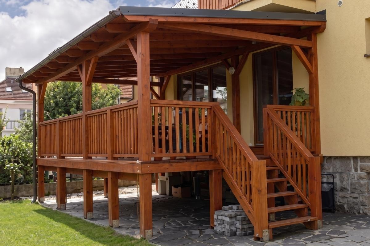 Realizovaná dřevěná pergola s terasou — Tesařství Baroš
