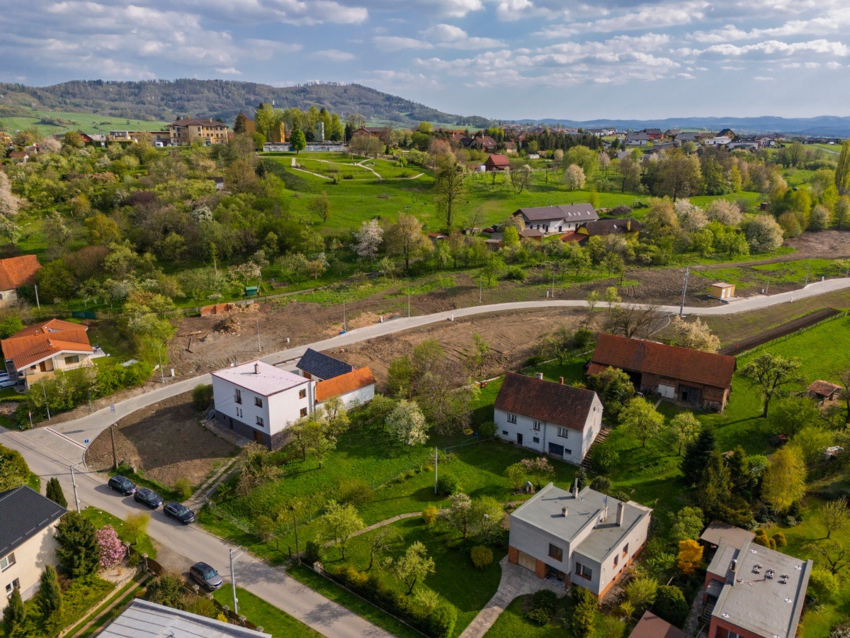 Letecký pohled na okolní krajinu a zástavbu