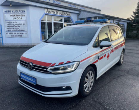 Sanitní vůz VW Touran s majáky