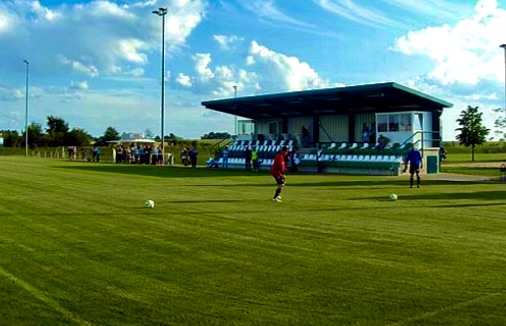 Sportplatz mit Tribüne